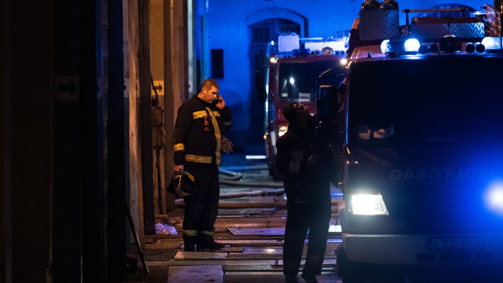 Kigyulladt egy gárdonyi üzem hajnalban, nagy erőkkel vonult ki a tűzoltóság