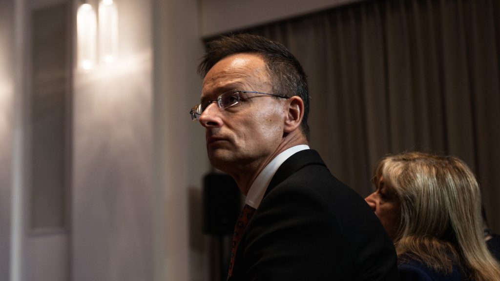 Ennyiért árulja luxusvilláját Szijjártó szomszédja, akinek cége a választások előtt még kapott egy combos támogatást
