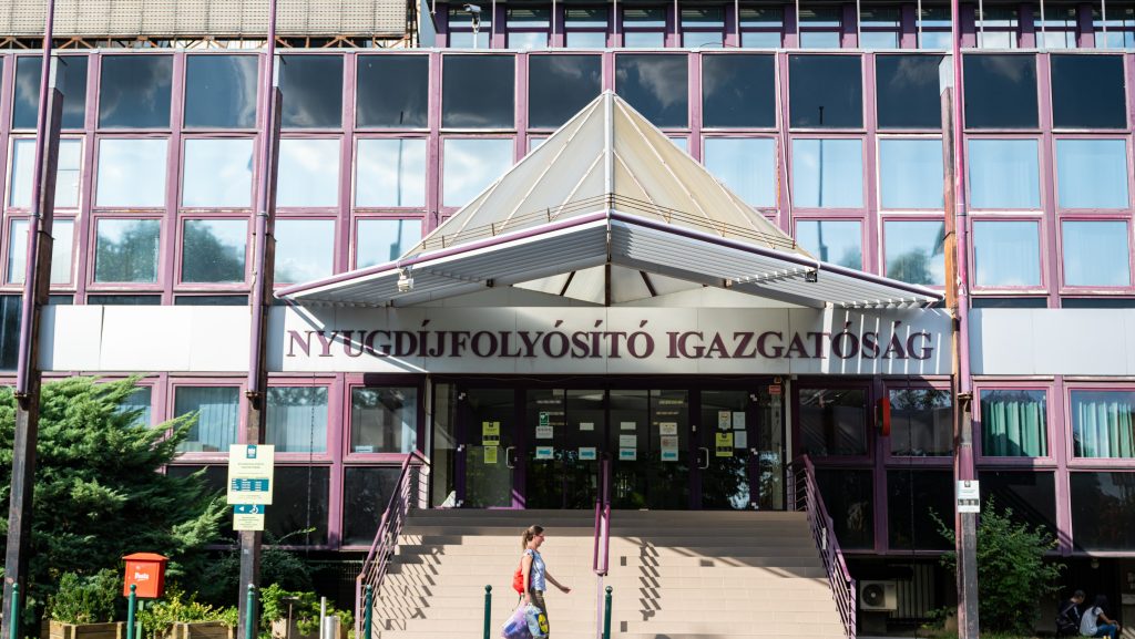Hiába vezették ki a TB-kiskönyvet, meg kell őrizni a nyugdíjkorhatáron túl