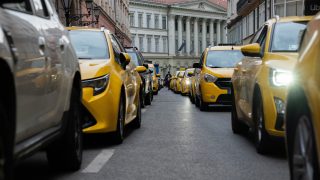 Tüntetést lengettek be a budapesti taxisok.