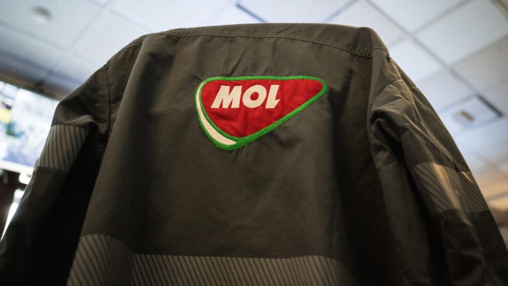 Reagált a MOL: stabilnak nevezik az üzemanyag-ellátást a magyar reptereken