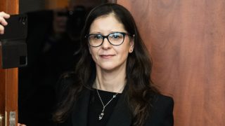 Széll Bernadett belép a tárgyalására 2026. február 9-én.