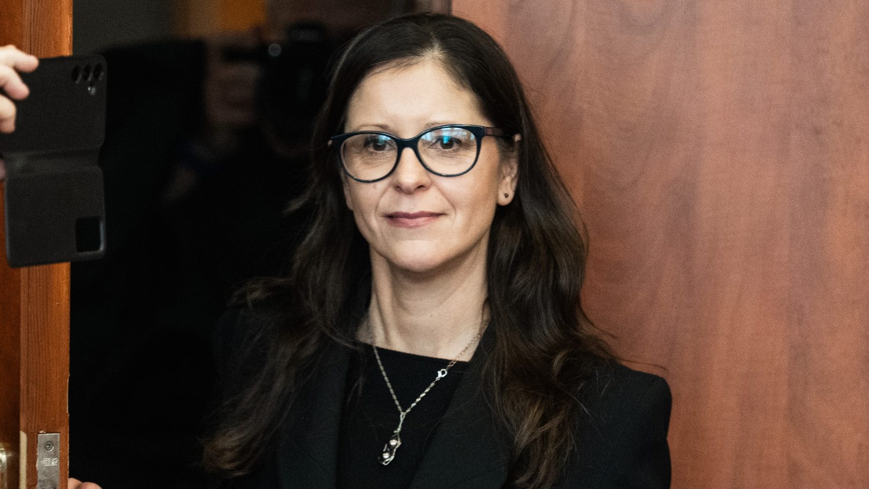 Széll Bernadett belép a tárgyalására 2026. február 9-én.