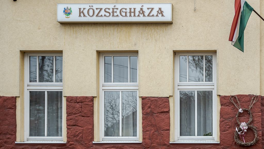 Az egyik önkormányzati szövetség vitatja a polgármesteri bércsökkentést, a másik egyeztetéseket sürget a kormánnyal