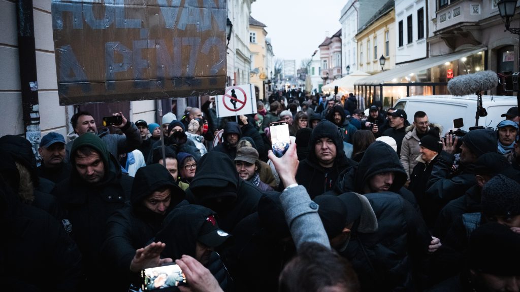 Nyomoznak a „fekete pufajkások” ellen az Orbán győri kampányeseményén történtek miatt