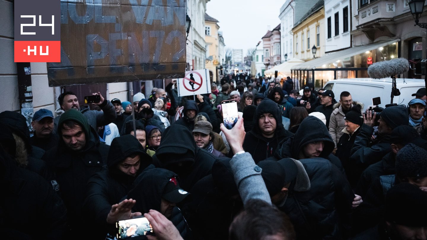 Nyomoznak a „fekete pufajkások” Orbán győri eseménye miatt.