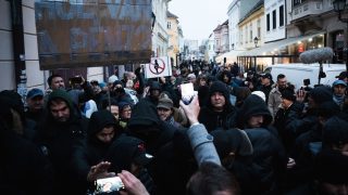 fekete dzsekisek Győrben