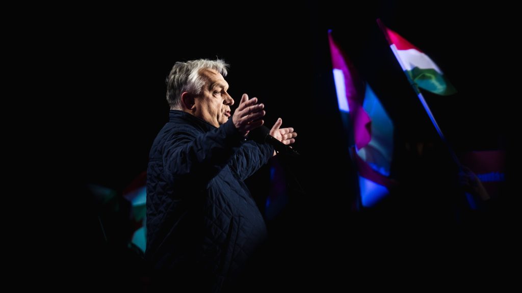 A rendőrség elkezdte meggyanúsítani az Orbán rendezvényein erőszakoskodó feketeruhásokat