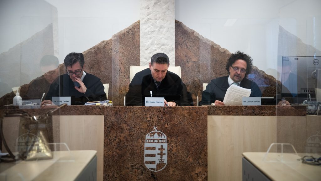 Ügyvédek szerint a perek felfüggesztésével nehezebb helyzetbe kerülhetnek a devizahiteles adósok.