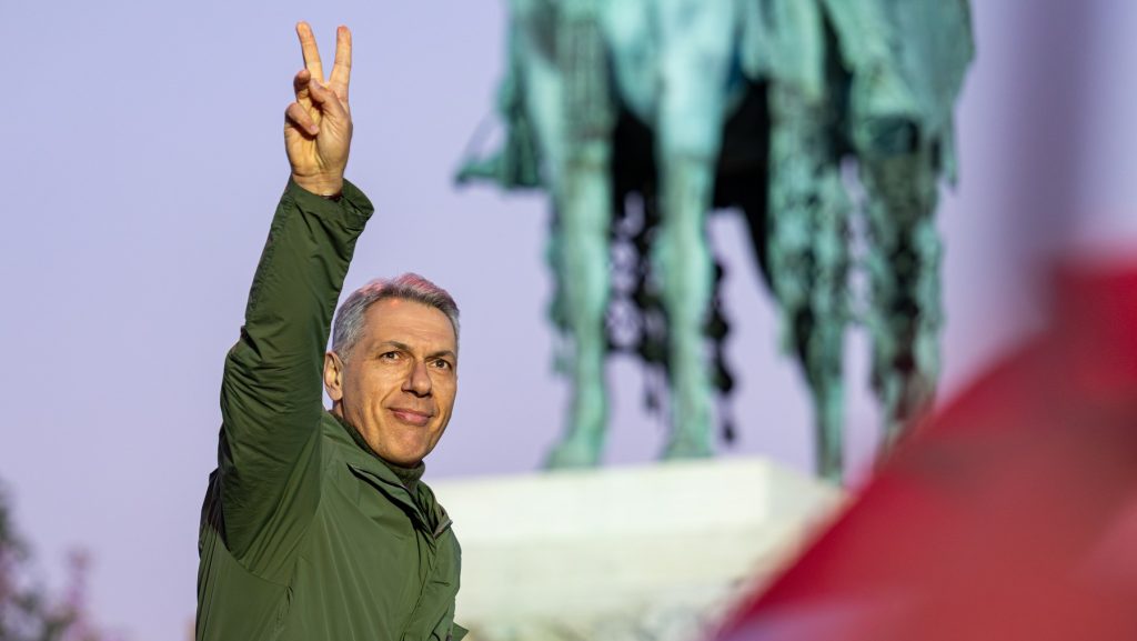 „Reméljük, hogy lesz ez még jobb is” – írta a Fidesz, miután kigyulladt egy Lázár minisztersége alatt bérelt mozdony