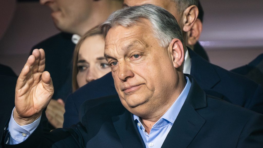 Orbán Viktorral együtt búcsúzik csapata is