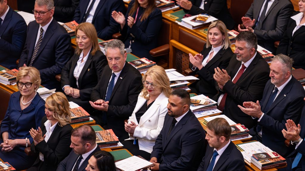 A Tisza pécsi képviselője bocsánatot kért amiatt, hogy a széke karfájára tette a lábát a parlamentben