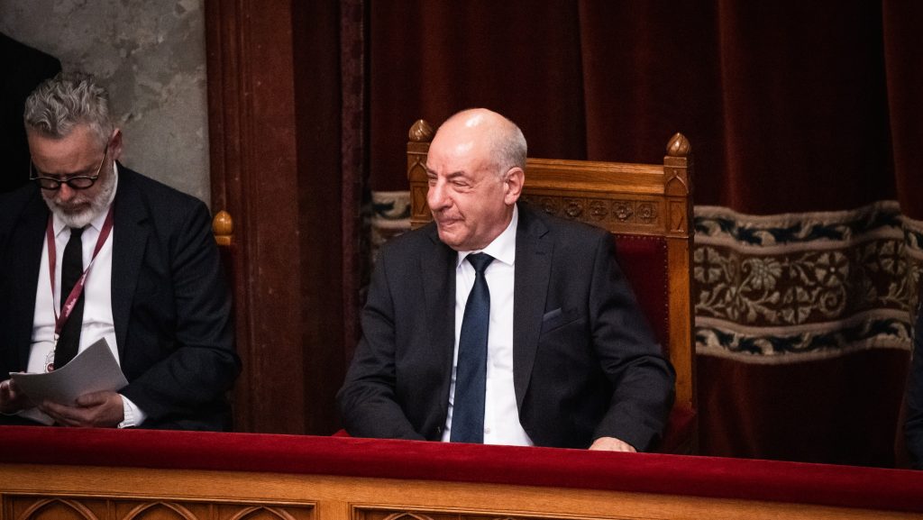 „Nem tudom, hogy ezt megengedi-e neki Orbán Viktor” – Lattmann Tamás szerint Sulyok Tamás fontolgathatja a lemondását
