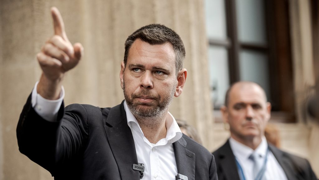 Bemutatta államtitkárait Vitézy, és megnevezte, kinek a feladata lesz az új KRESZ előkészítése