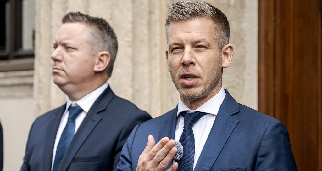 Tizenhárom államtitkárt menesztettek péntek este