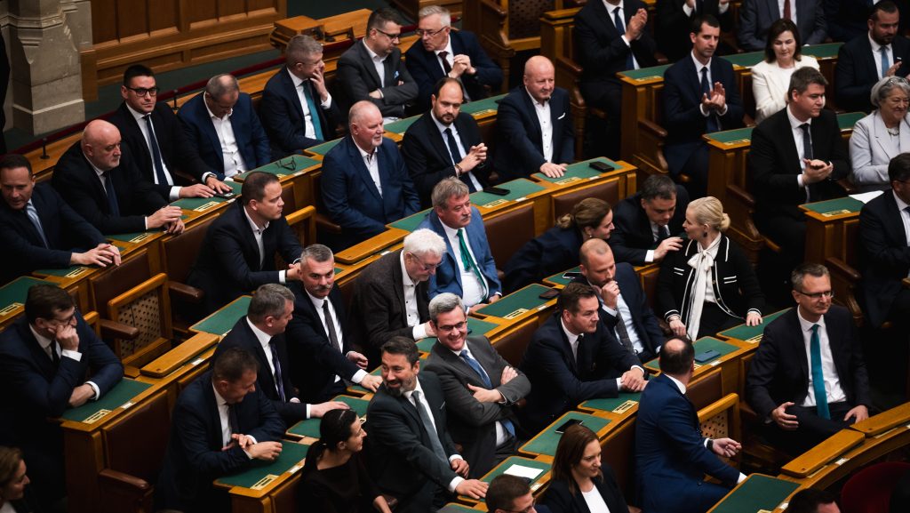Alig kezdődött el a parlamenti munka, a Fidesz máris végrehajtott egy sor cserét a bizottságokban