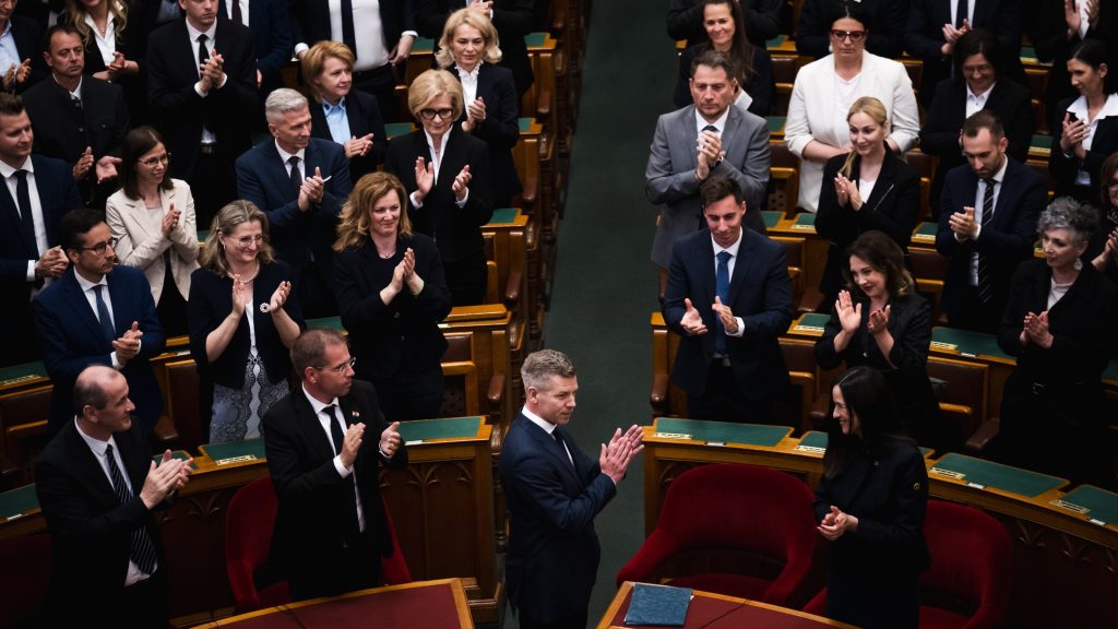 Újabb törvényjavaslatok: betiltják a gyűlöletkeltő plakátokat, megszüntetik a Szuverenitásvédelmi Hivatalt, rendezik az államosított józsefvárosi lakások ügyét