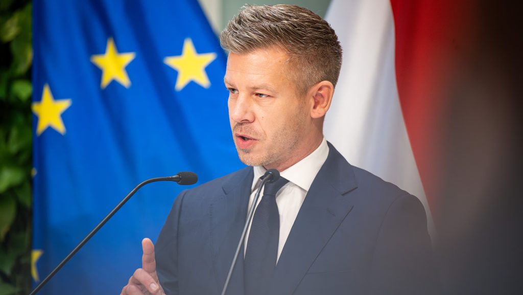 Magyar Péter az RTL-nek: augusztusban jön az iskolakezdési támogatás, ősszel a nyugdíjasok támogatása