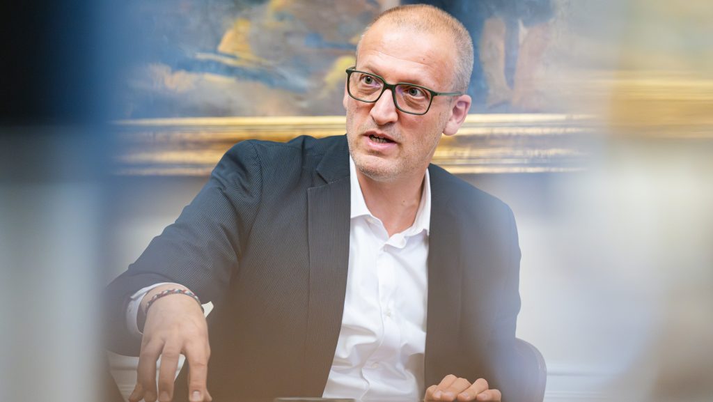 NKA-botrány: a minisztériumban tartott házkutatást a NAV