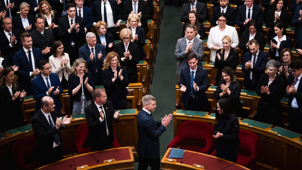 A vizsgálóbizottságok felállításáról és Kocsis Máté mentelmi jogáról döntenek a parlamentben
