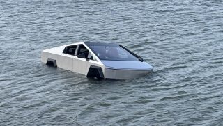 Tesla Cybertruck a tó vízében.