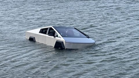 Tesla Cybertruck a tó vízében.