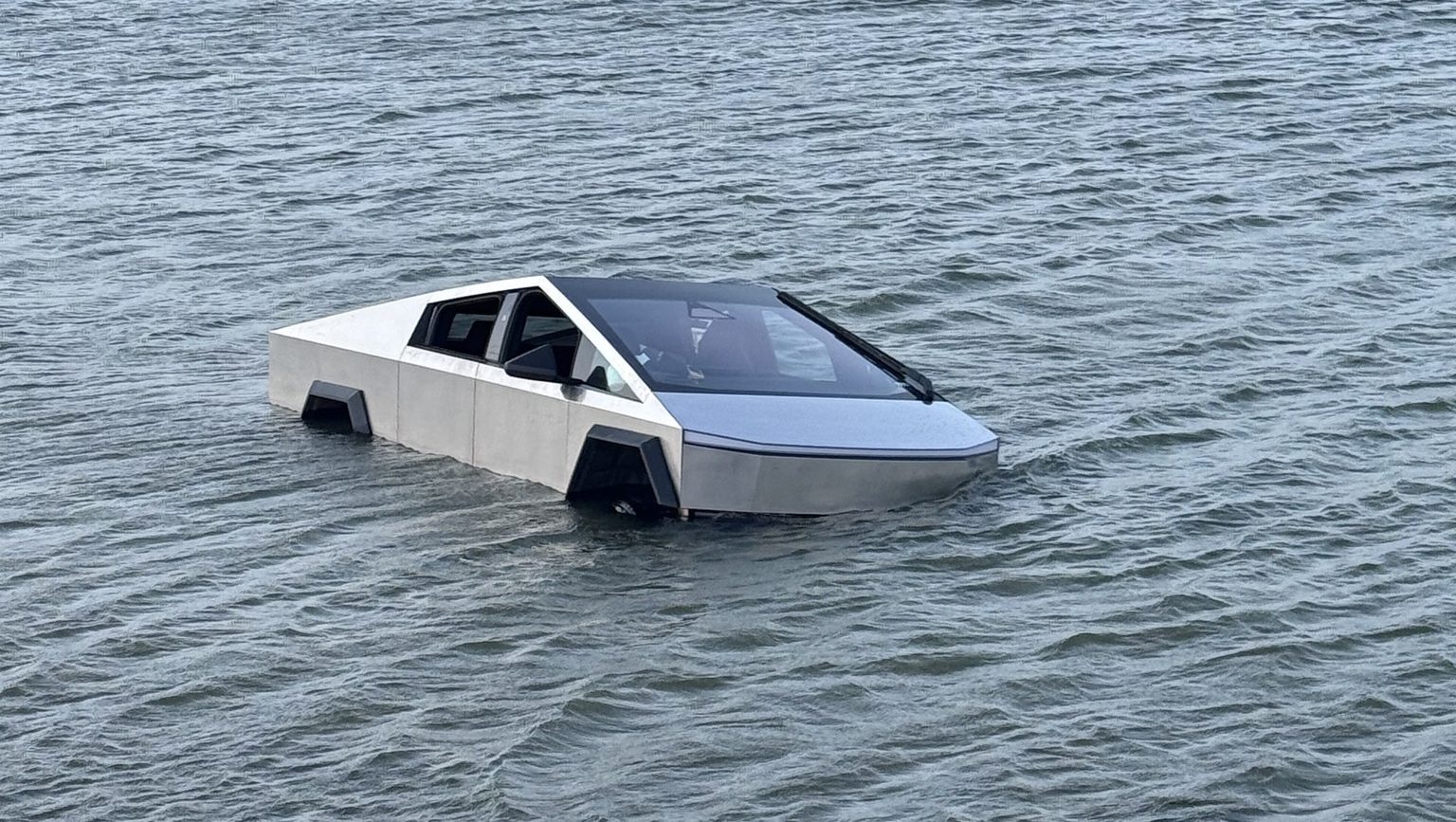 Tesla Cybertruck a tó vízében.