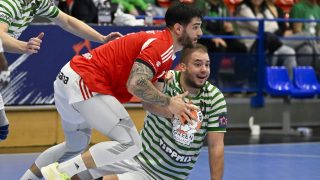 Nagy Bence, a Ferencváros és Oliveras Floreta Pau, az Benfica játékosa a férfi kézilabda Európa Liga csoportkörében játszott meccsen.