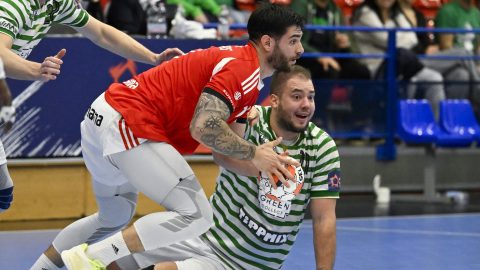 Nagy Bence, a Ferencváros és Oliveras Floreta Pau, az Benfica játékosa a férfi kézilabda Európa Liga csoportkörében játszott meccsen.
