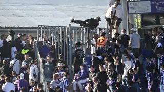 A Ferencváros négygólos elõnye után az újpesti szurkolók egy része átvonult a vendégszektor mellé.