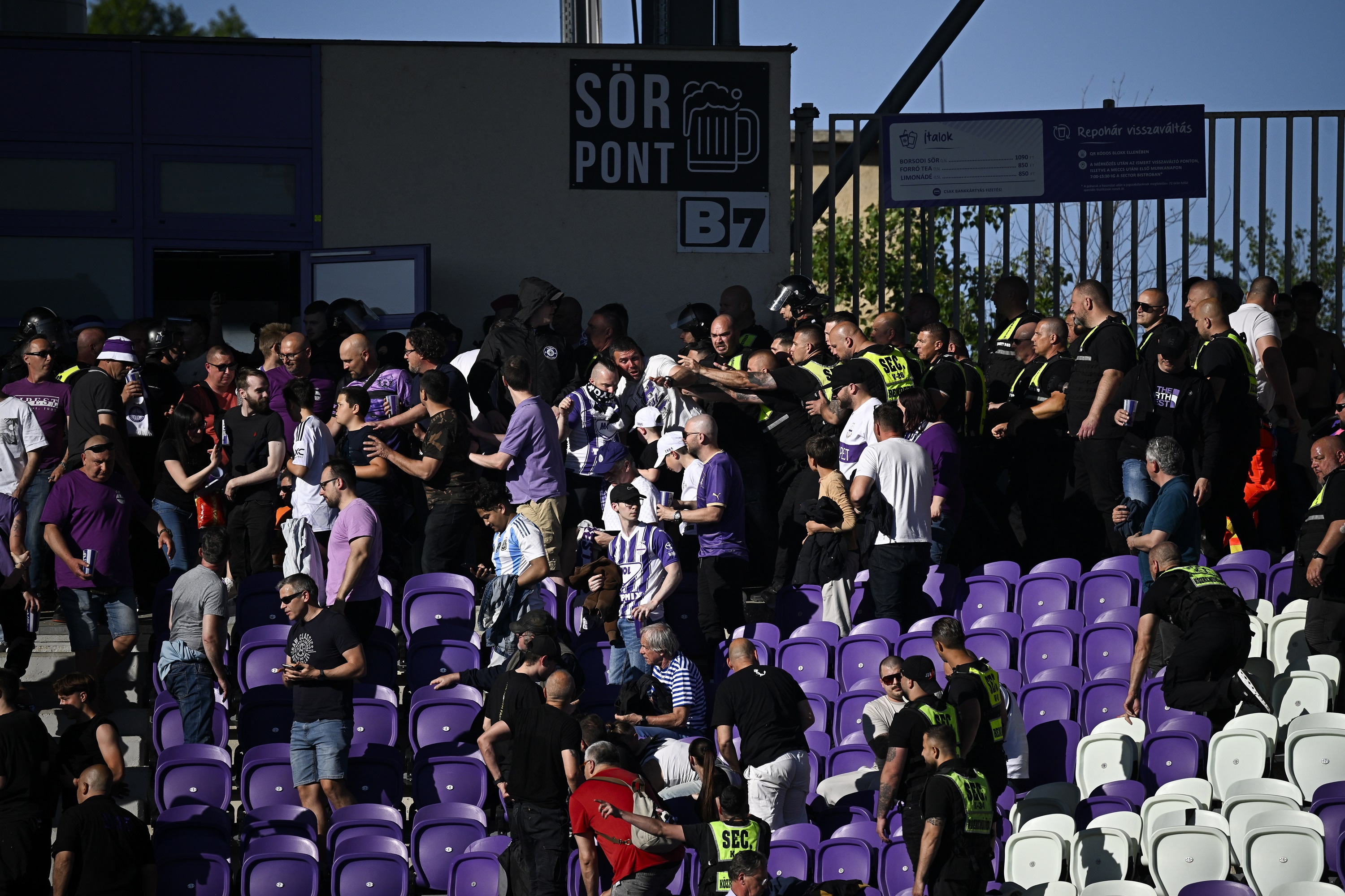 Az Újpest szurkolói, rendezők.