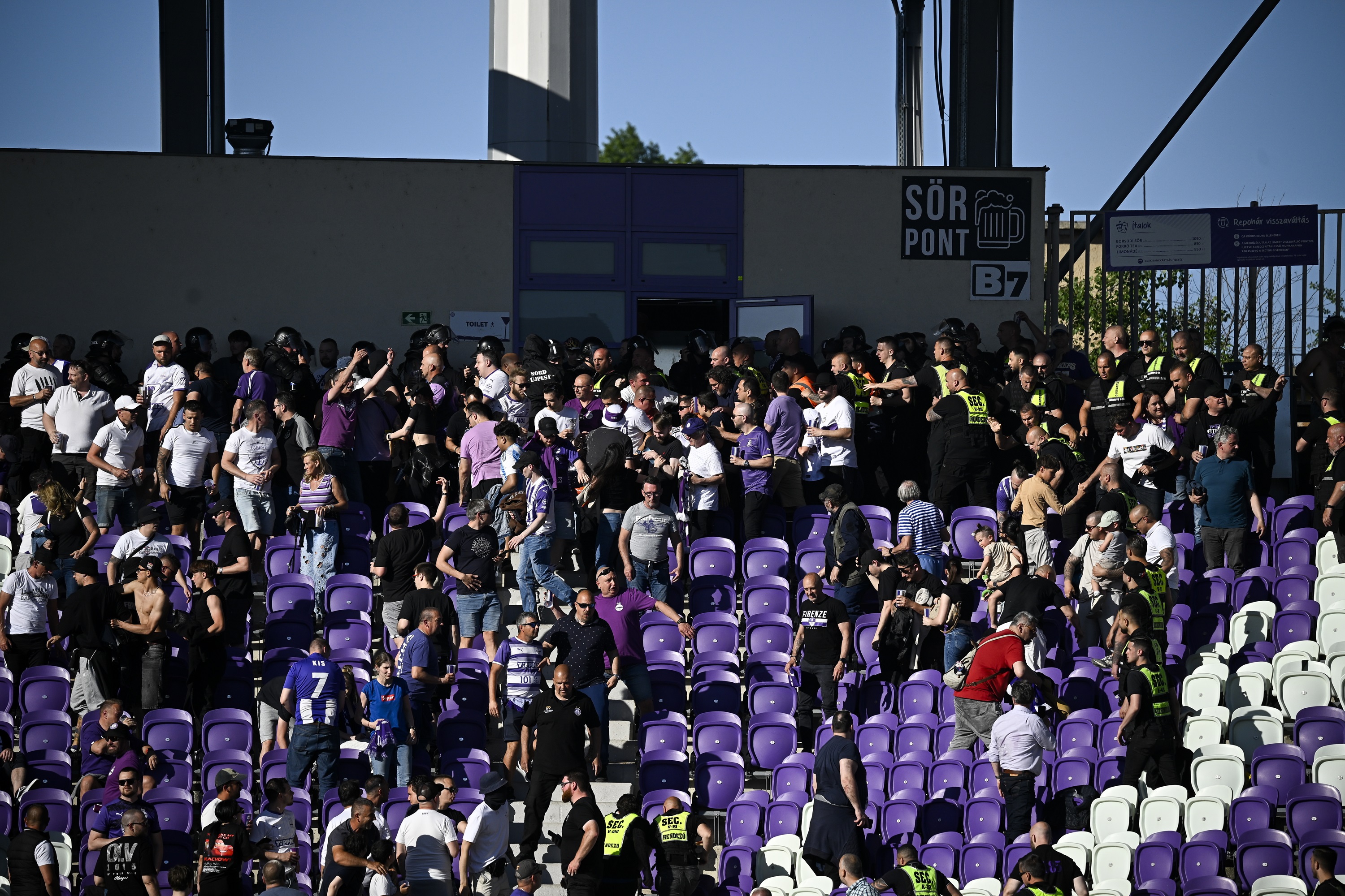 Az Újpest szurkolói, rendezők.