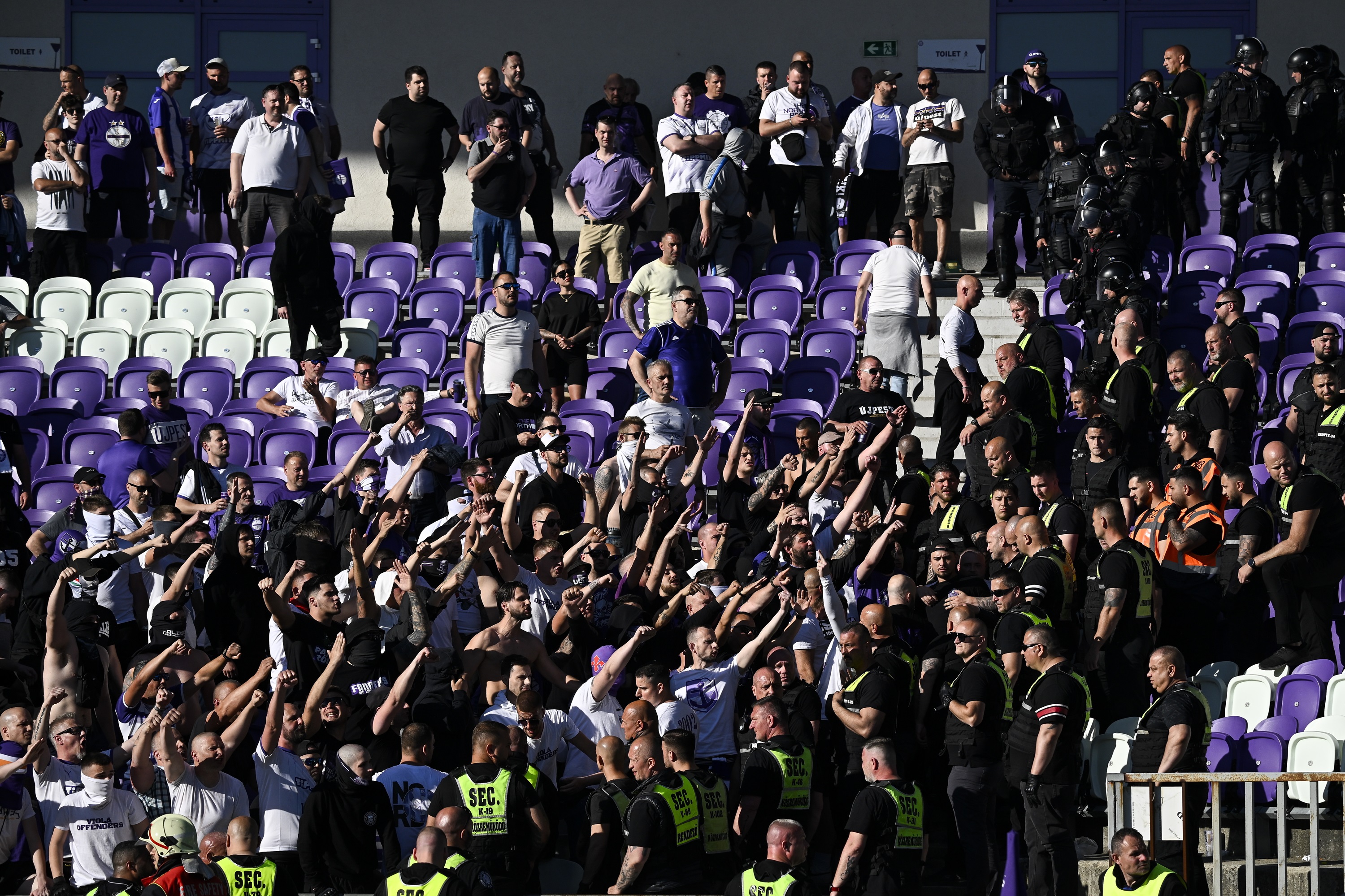 Az Újpest szurkolói, rendezők és rendőrök.
