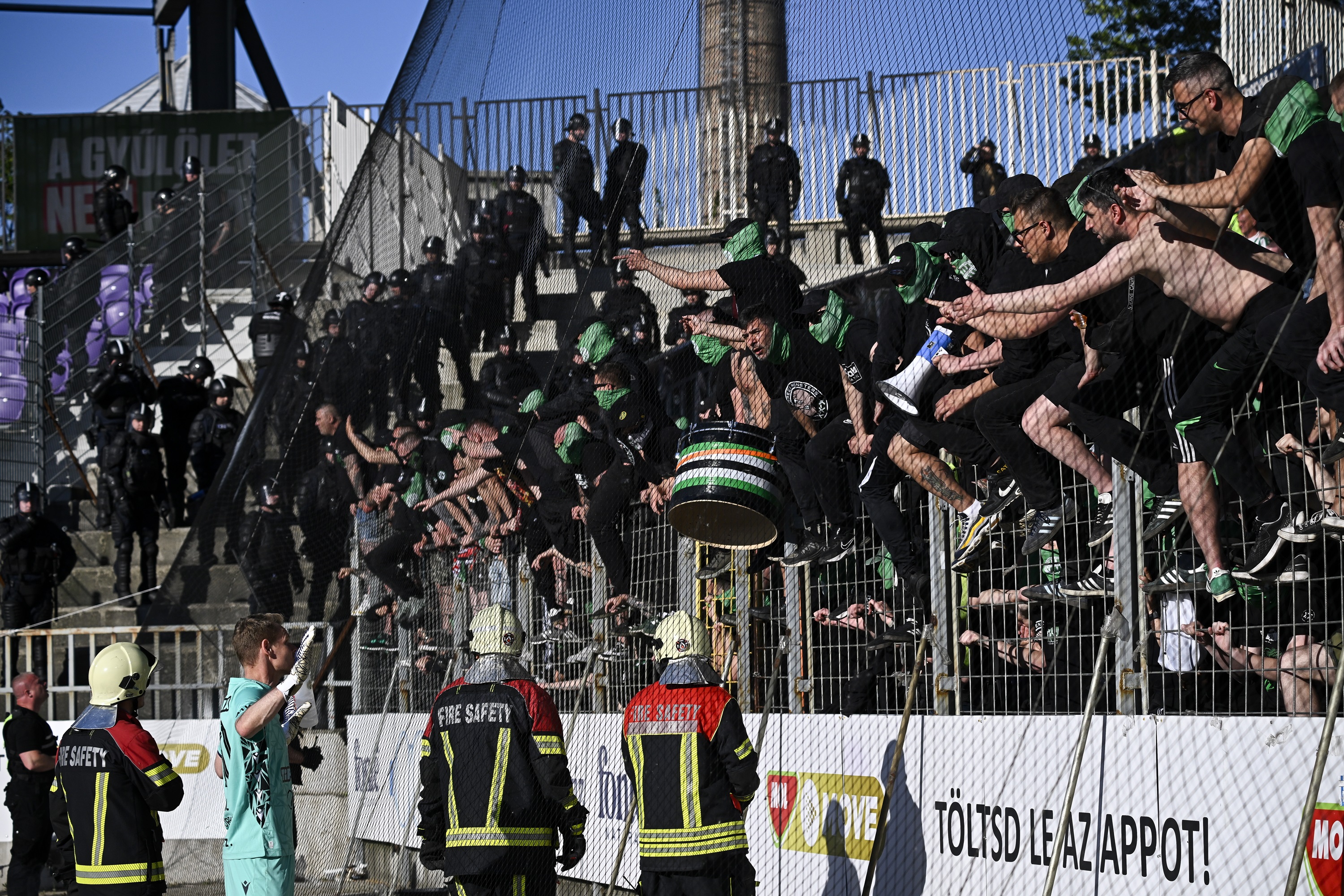 Dibusz Dénes, a Ferencváros kapusa (b3) beszél az FTC szurkolóihoz.