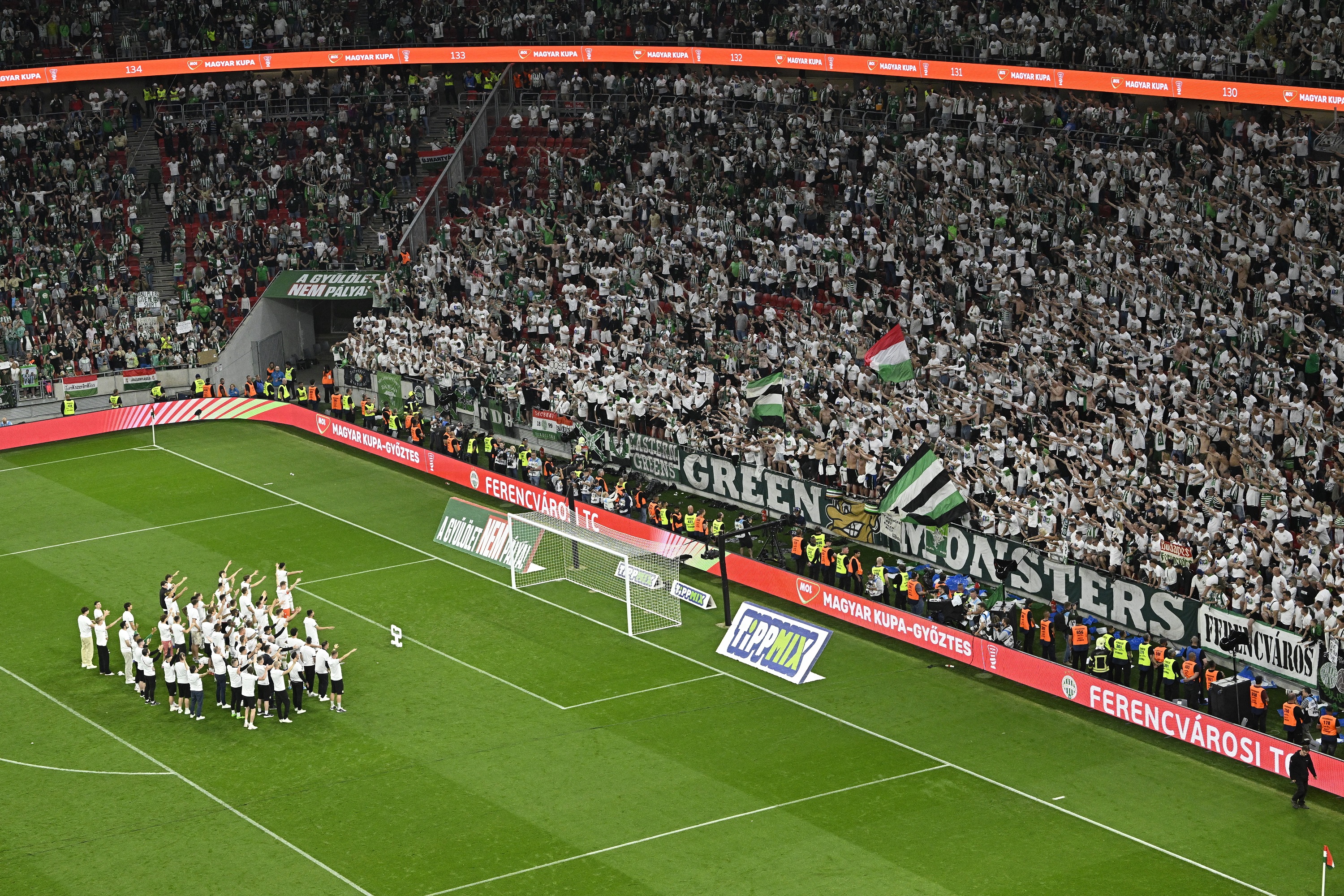 A Ferencváros csapata és szurkolói együtt ünnepeltek lefújás után.