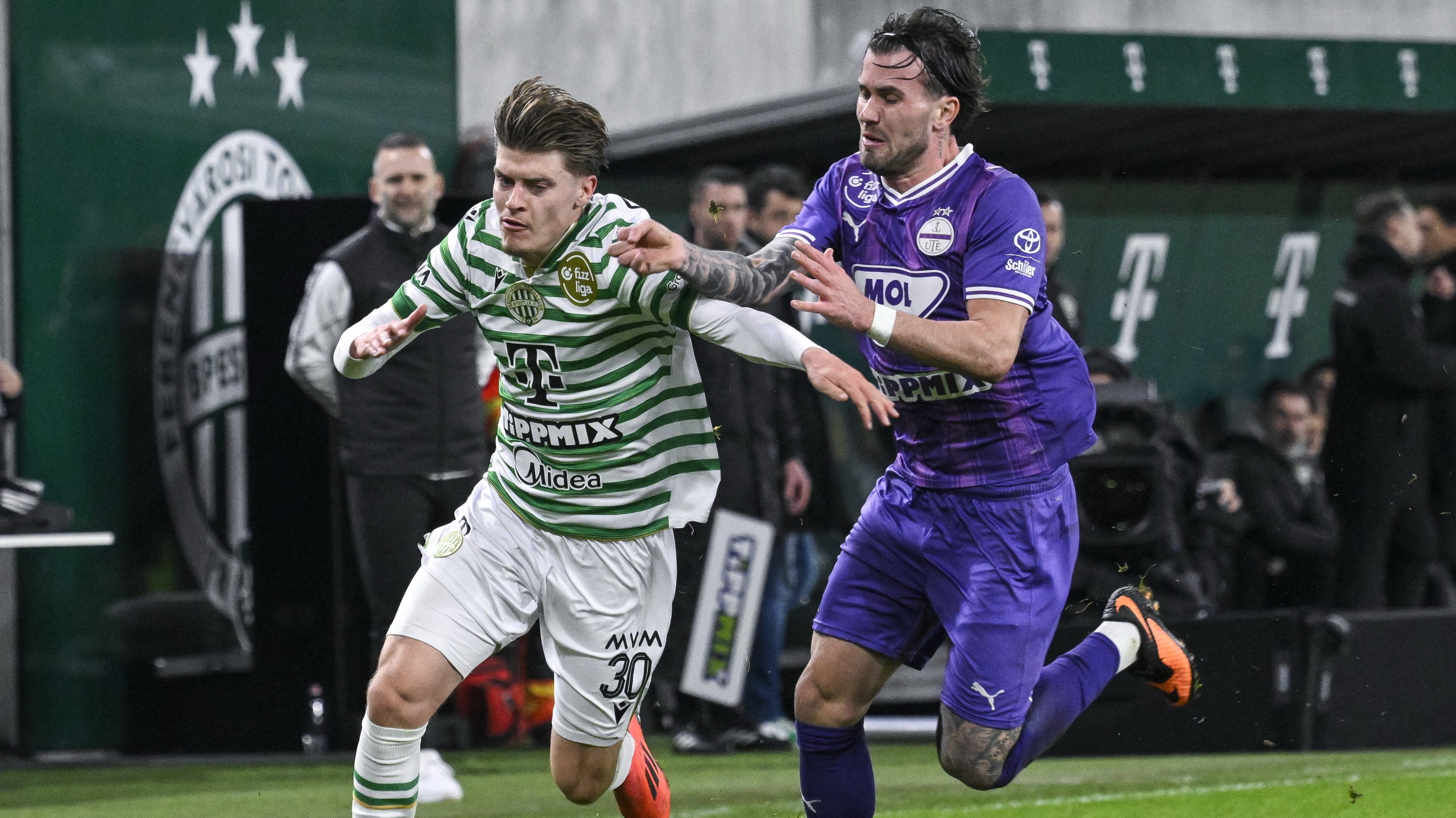 Gruber Zsombor, a Ferencváros (b) és Horváth Krisztofer a februári derbin.