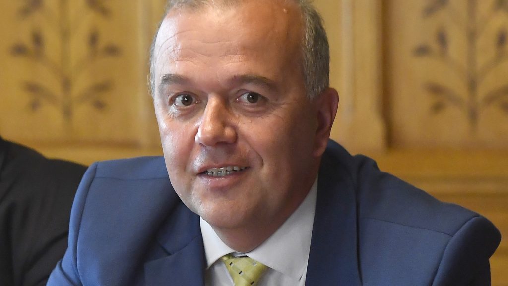 Gaudi-Nagy Tamás feljelenti Magyar Pétert, a miniszterelnök három smiley-val reagált