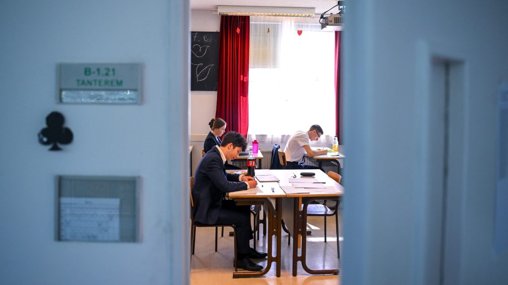 Vitatható adatok, zavaró kérdésfeltevés, könnyen megoldható esszésor – Repárszky Ildikó vezetőtanárral elemezzük a töriérettségit