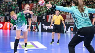 Dione Housheer (b), a Győr és Böde-Bíró Blanka, az FTC kapusa a Török Bódog női kézilabda Magyar Kupa négyes elődöntőjében játszott Győri Audi ETO KC - FTC-Rail Cargo Hungaria mérkőzésen a Tatabányai Multifunkcionális Csarnokban.