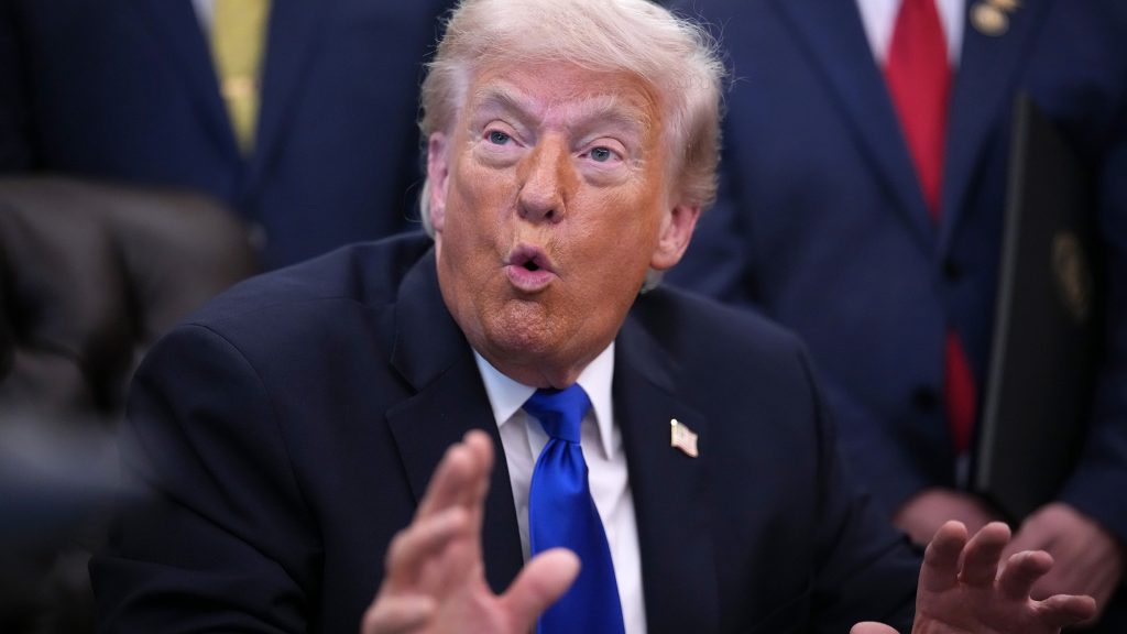 Donald Trump 15-ről 25 százalékra emeli az Európában gyártott autókra kivetett vámot