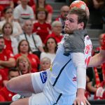 Ligetvári Patrik (j) és a szerb Dragan Pechmalbec a férfi kézilabda világbajnoki selejtezőben játszott Magyarország - Szerbia visszavágó mérkőzésen a One Veszprém Arénában 2026. május 17-én.