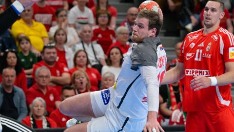 Ligetvári Patrik (j) és a szerb Dragan Pechmalbec a férfi kézilabda világbajnoki selejtezőben játszott Magyarország - Szerbia visszavágó mérkőzésen a One Veszprém Arénában 2026. május 17-én.