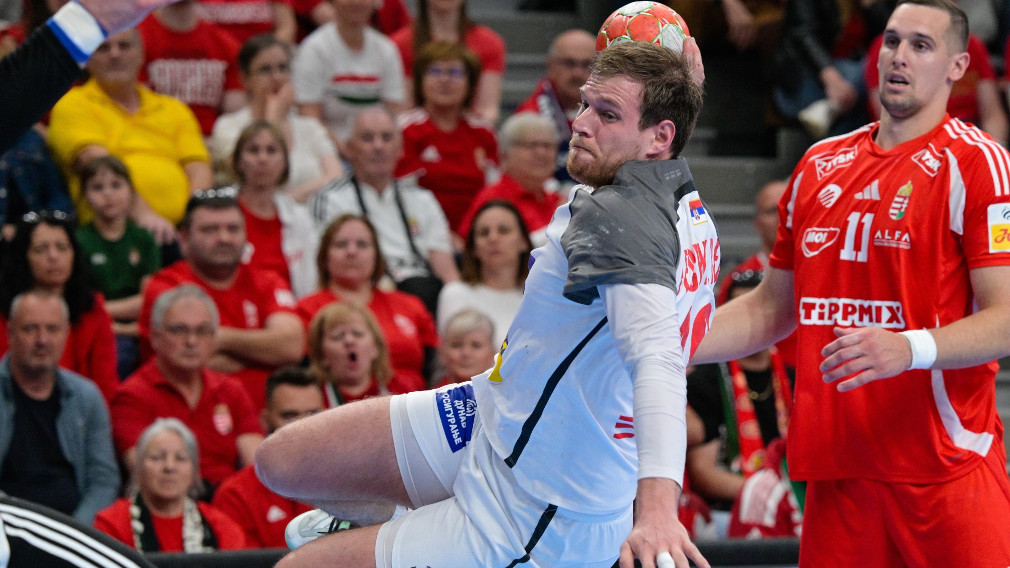 Ligetvári Patrik (j) és a szerb Dragan Pechmalbec a férfi kézilabda világbajnoki selejtezőben játszott Magyarország - Szerbia visszavágó mérkőzésen a One Veszprém Arénában 2026. május 17-én.