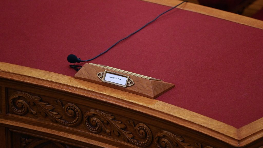 A miniszterelnök helye az új Országgyűlés alakuló ülésének előkészületeikor az Országházban 2026. május 9-én.