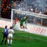 Steaua Bucharest goalkeeper Helmut Ducadam (r) tips the ball over the bar (Photo by Peter Robinson/EMPICS via Getty Images)