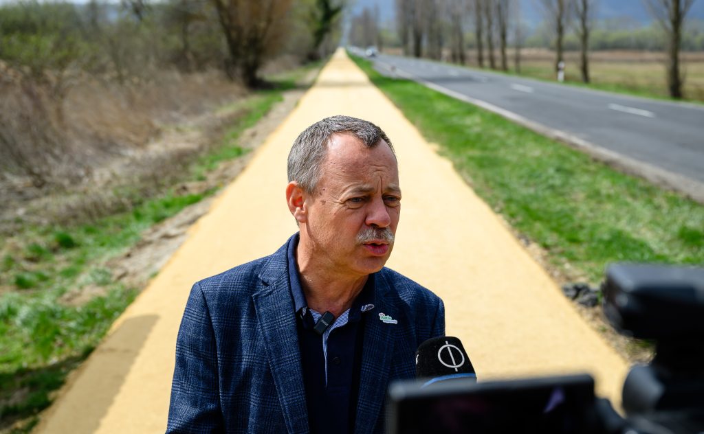 Civilek lobbiznak az új kormánynál Révész Máriusz portfoliójának egybentartásáért