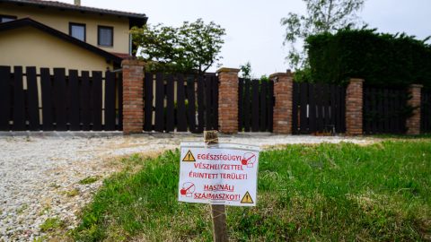 Figyemeztető tábla Szombathely családi házas övezetében. Az útépítéshez használt zúzottkőben az egészségkárosító azbeszt jelenlétét laboratóriumi vizsgálatok is alátámasztották.