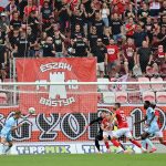 Artem Favorov, a Puskás Akadémia játékosa fejel (b2) a labdarúgó Fizz Liga 6. fordulójában játszott Diósgyőri VTK - Puskás Akadémia FC mérkőzésen a diósgyőri DVTK Stadionban 2025. augusztus 30-án.