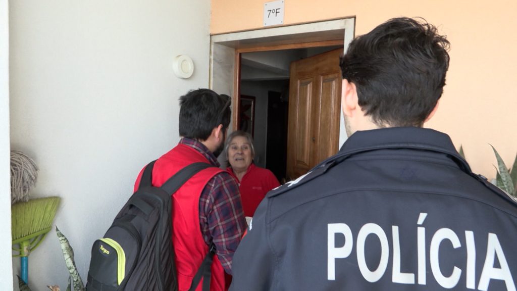 Hogyan karolják fel Lisszabonban az elszigetelten élőket?