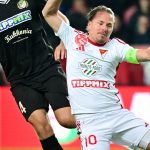 Dzsudzsák Balázs, a DVSC (j) és Nils Oscar Alexander Abrahamsson, a Győr játékosa a labdarúgó Fizz Liga 9. fordulójában játszott Debreceni VSC - ETO FC mérkőzésen a debreceni Nagyerdei Stadionban 2025. október 4-én.